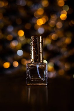 renkli bokeh arka plan üzerinde parfüm