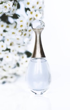 beyaz arka plan üzerinde çiçek kokusu ile parfüm şişesi