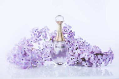 çiçeklerle parfüm 