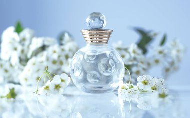 parfüm ve küçük beyaz çiçekler