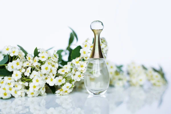 Perfume e pequenas flores brancas — Fotografia de Stock