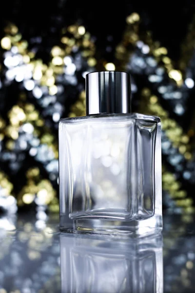 Flaska parfym på gyllene bokeh bakgrund — Stockfoto