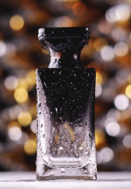Altın bokeh arka plan üzerinde Parfüm şişesi. Aromatik Eau de Toile