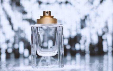 gri arka plan üzerinde parfüm şişesi 