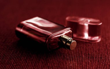 koyu kırmızı arka plan üzerinde kadın kırmızı parfüm 