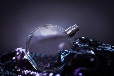 payet üzerinde parfüm şişesi