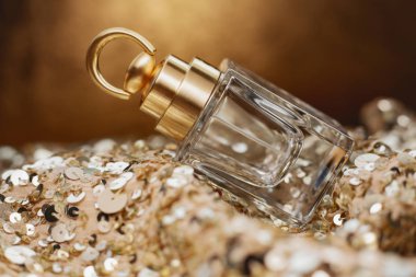 altın bokeh arka planda parfüm şişesi