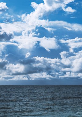 Deniz ve beyaz bulutlar