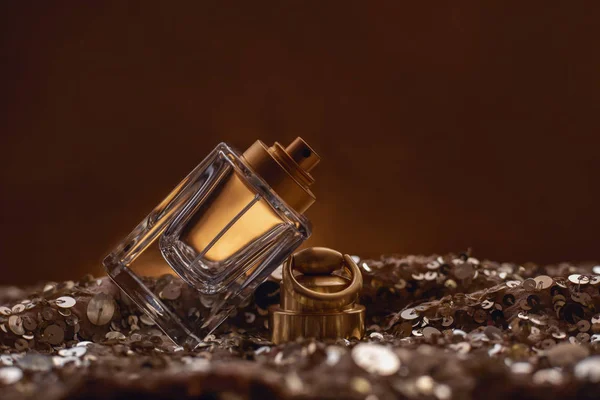 Flacon de parfum sur fond de bokeh doré . — Photo