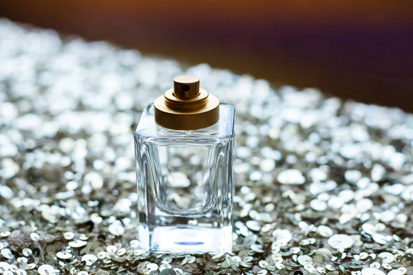 Kobieta perfum butelka na światło bokeh — Zdjęcie stockowe