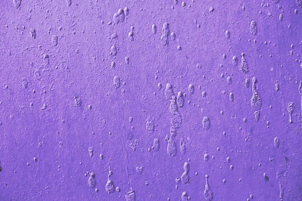 Фиолетовая краска на ржавой поверхности металла — стоковое фото