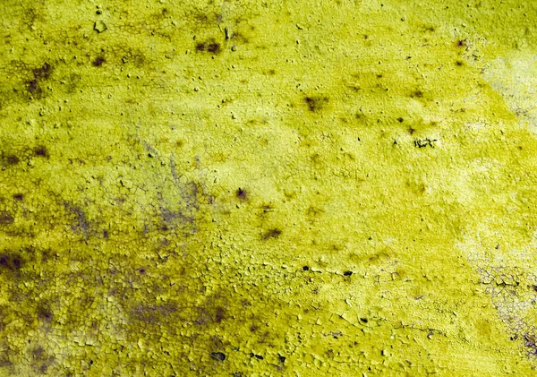 Желтая трещина на поверхности ржавого металла — стоковое фото