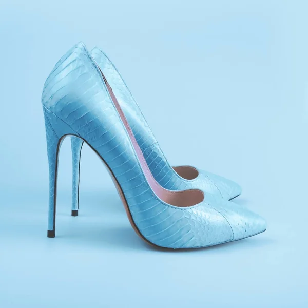 Голубые туфли на голубом фоне — стоковое фото