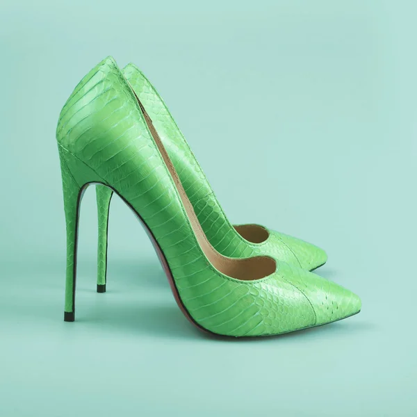Zöld cipő, kék háttér — Stock Fotó