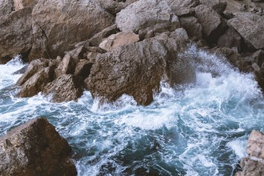 Beat dalgalar deniz üstten görünüm kayalık deniz kenarı