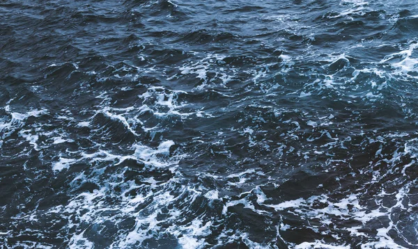 Vista superior de água do mar escura — Fotografia de Stock