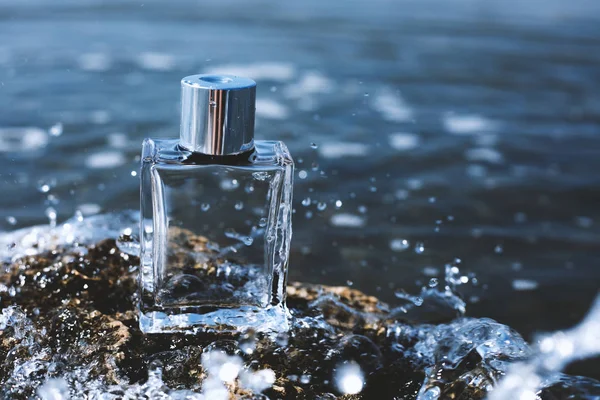 Perfume con gotas de agua — Foto de Stock