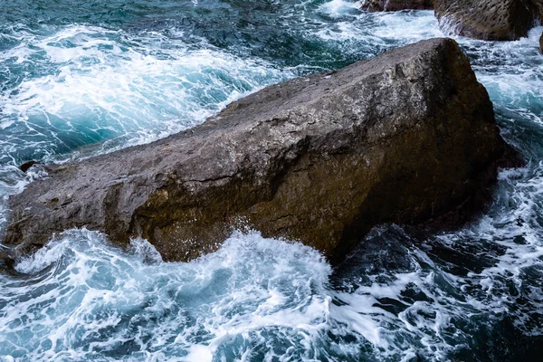 Ondas atingiram a pedra — Fotografia de Stock