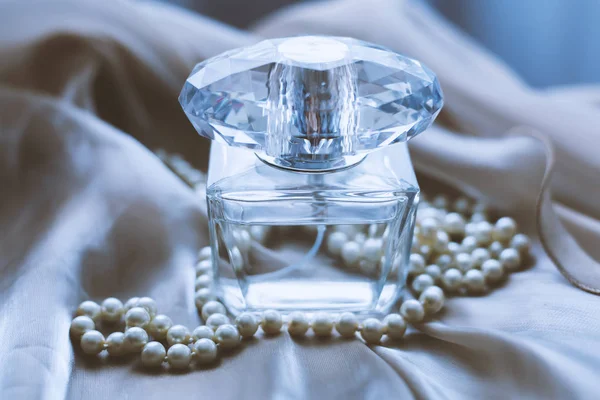 Parfum cu perle albe pe fundal deschis — Fotografie, imagine de stoc