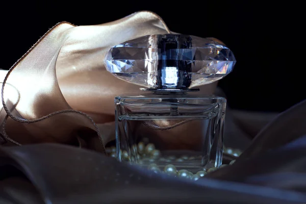 Femeie sticla de parfum pe fundal întunecat — Fotografie, imagine de stoc