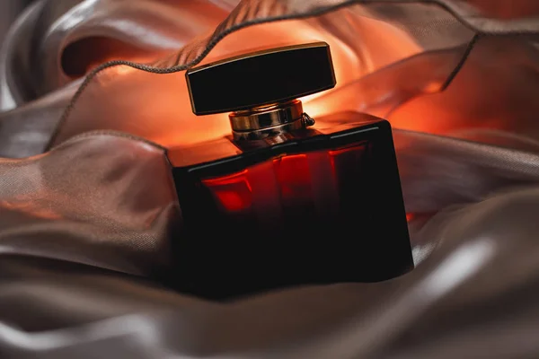 Kobiece perfumy, na jasnym tle — Zdjęcie stockowe