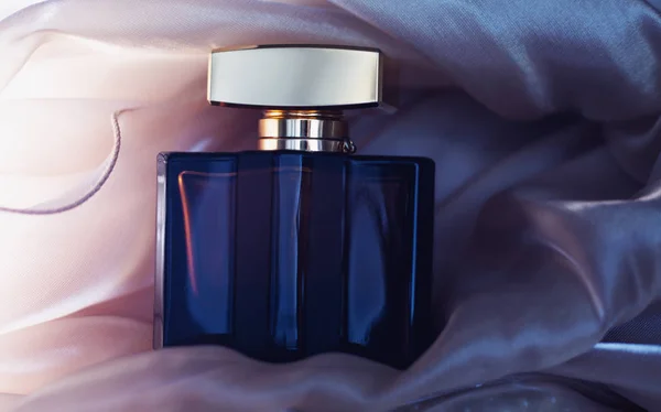 Черный женский парфюм — стоковое фото