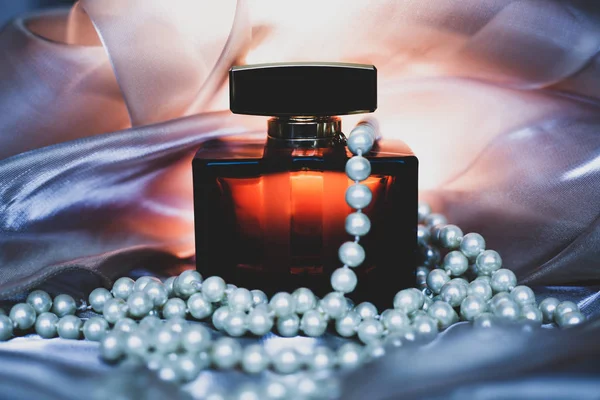 Parfum met parels — Stockfoto