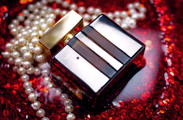Červený parfém s perlami — Stock fotografie