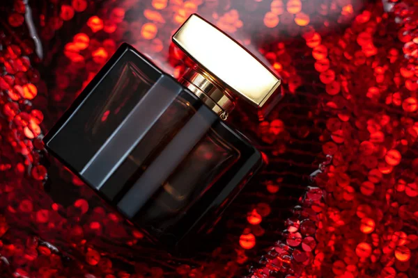 Perfume femenino sobre fondo rojo — Foto de Stock