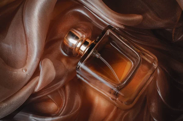 Parfum feminin pe tesatura roz — Fotografie, imagine de stoc