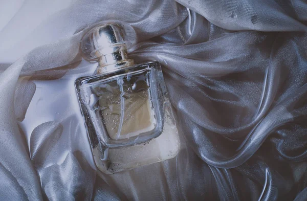 女性湿的香水 — 图库照片