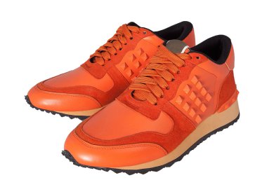 Beyaz arka planda turuncu spor ayakkabı