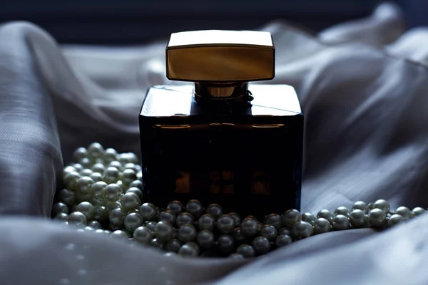 Perfumy i perły — Zdjęcie stockowe
