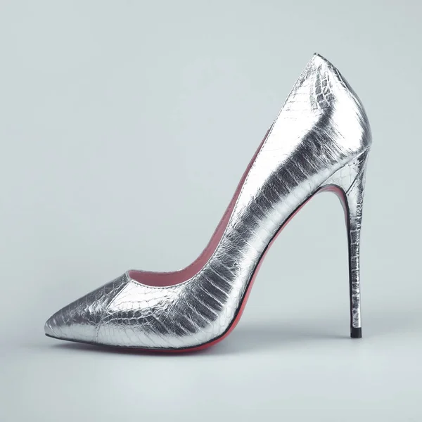 Femininos sapatos de prata no fundo cinza — Fotografia de Stock