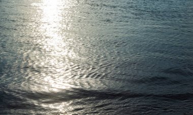 Deniz, okyanus veya nehir üzerinde küçük dalgalanmalar ile su