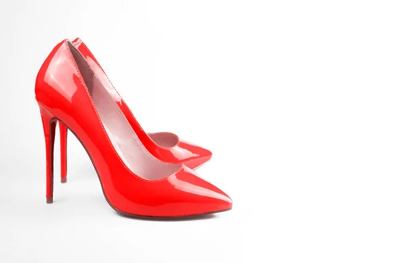 Női piros cipő fehér háttér — Stock Fotó