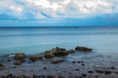 mavi su ve bulutlar ile deniz manzarası