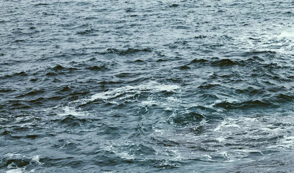 テクスチャoとして使用するための青い平和な波紋を持つ水の背景 — ストック写真