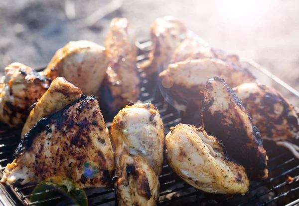 Üzerinde işlem pişirme barbekü ızgara tavuk göğsü — Stok fotoğraf