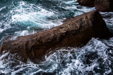 Sprey ve köpük befor ile rock kıyısında çökmesini dalga deniz tehlike