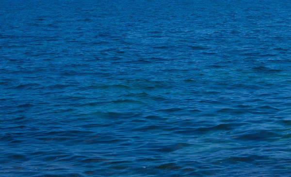 Oceano profundo águas azul-turquesa superfície . — Fotografia de Stock