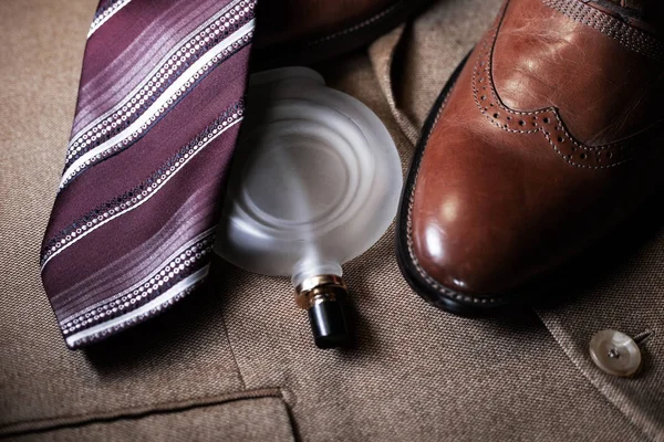 Набор классической мужской одежды - костюм, коричневая обувь, духи и т — стоковое фото