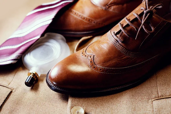 Klasik Mens giysi seti-takım elbise, kahverengi ayakkabı, parfüm ve t — Stok fotoğraf