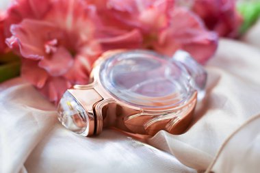 Pembe çiçekli kadın parfüm 