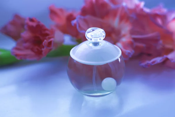 Female bottle of perfume with flowers — Stock Photo, Image