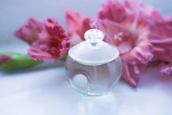 Жіночі парфуми з рожевими квітами — стокове фото