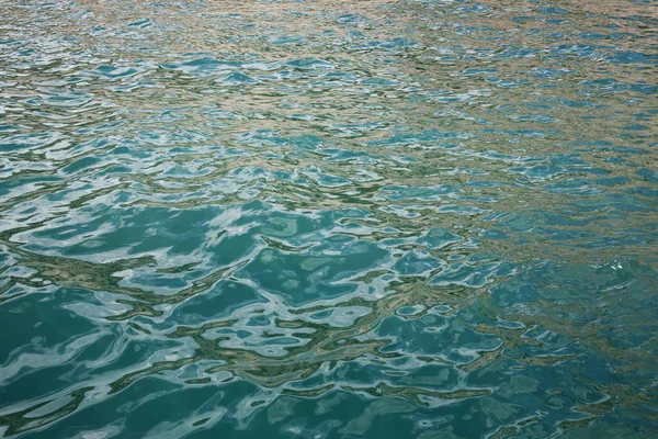 青い海の淡水の背景に波の海. — ストック写真