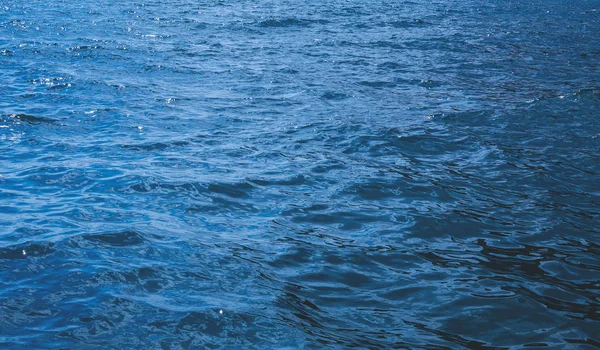 Padrão de textura de água azul ao meio-dia no Oceano Atlântico — Fotografia de Stock