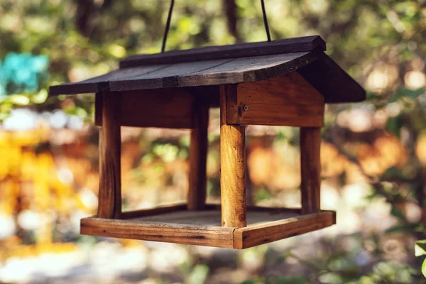 Casa de madera para pájaros en el jardín —  Fotos de Stock