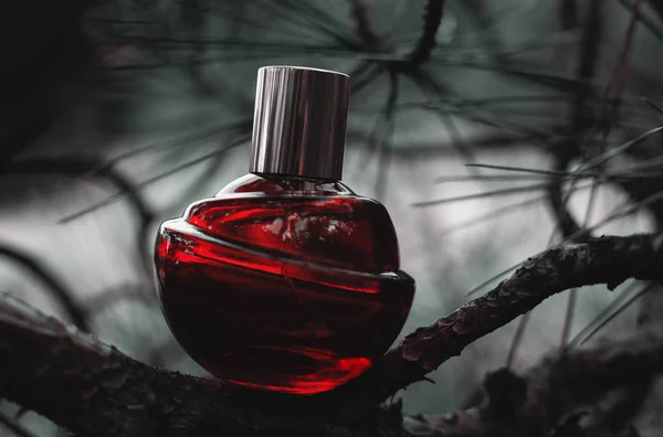 Czerwony kobiece perfumy — Zdjęcie stockowe